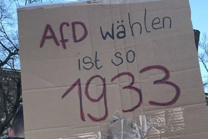 Mit Plakaten demonstrierten die Menschen gegen die AfD.