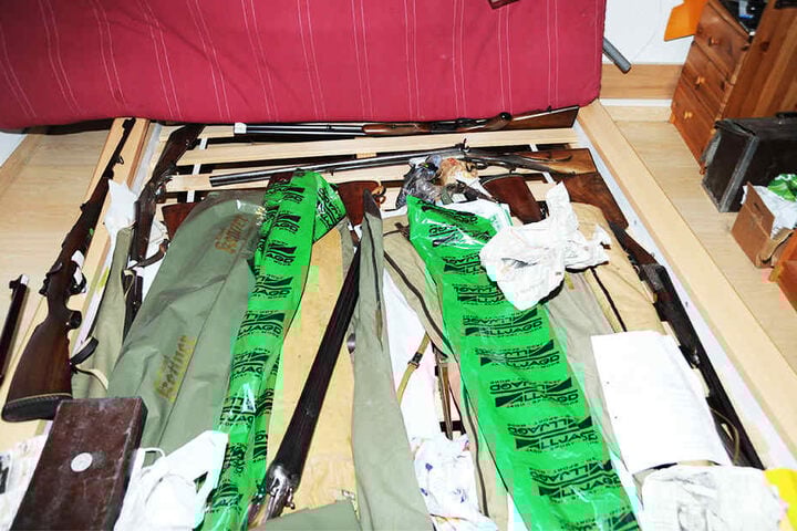 Auch unter dem Bett versteckte der Mann Munition.