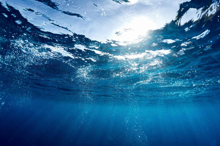 Das Mädchen schubste den Jungen mehrfach in kniehohes Wasser. (Symbolbild)