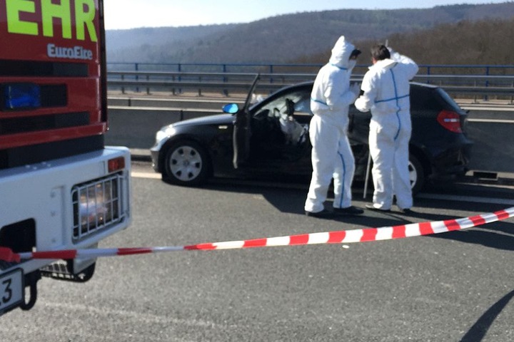 Ermittler bei der Spurensicherung an dem Auto.
