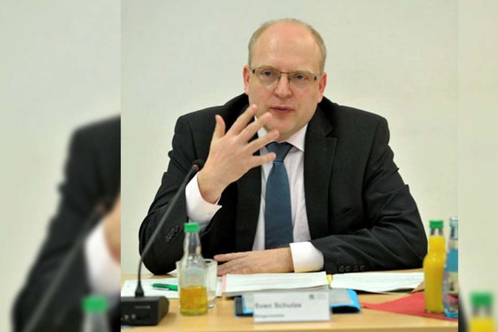 Kämmerer Sven Schulze (44, SPD) muss 43 000 Euro weniger Eintritt verbuchen.