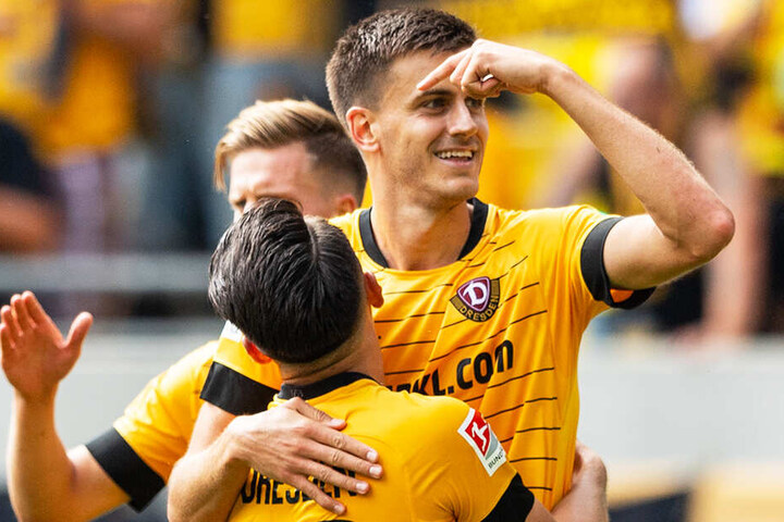 Alexander Jeremejeff zeigt es an: "Er hat es vorbereitet." Baris Atik (v.) war maßgeblich am 2:0 beteiligt.