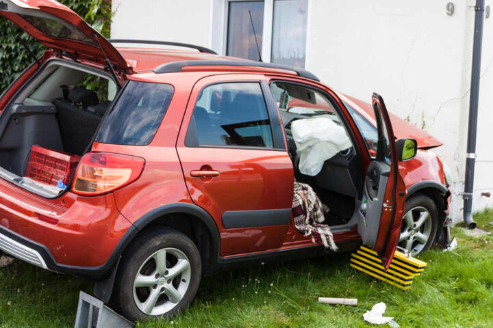 Der Suzuki war von der Straße abgekommen und gegen eine Hauswand geprallt.