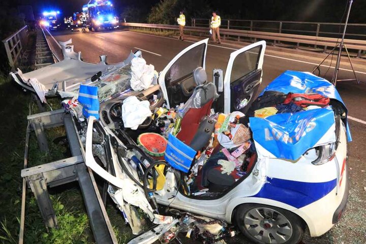 Die Frau musste aus dem zerquetschten Fahrzeug befreit werden.