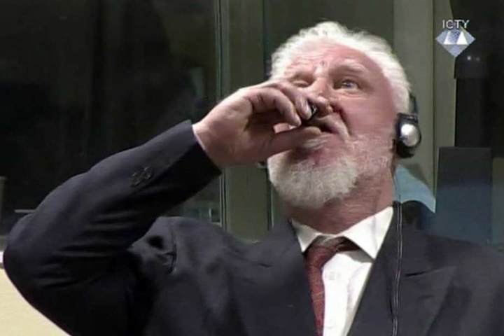 Der Moment, in dem der Verurteilte die braune Flüssigkeit trinkt.