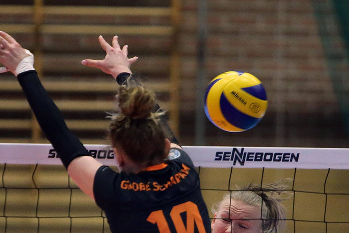 DSC-Topscorerin Piia Korhonen (h.) im Angriff gegen Straubings Lena Große Scharmann.