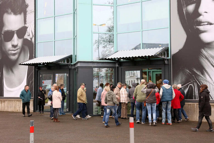 Zur Eröffnung des Outlet-Centers standen die Kunden Schlange.