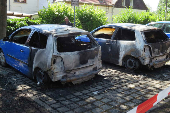 Insgesamt brannten vier Autos aus.