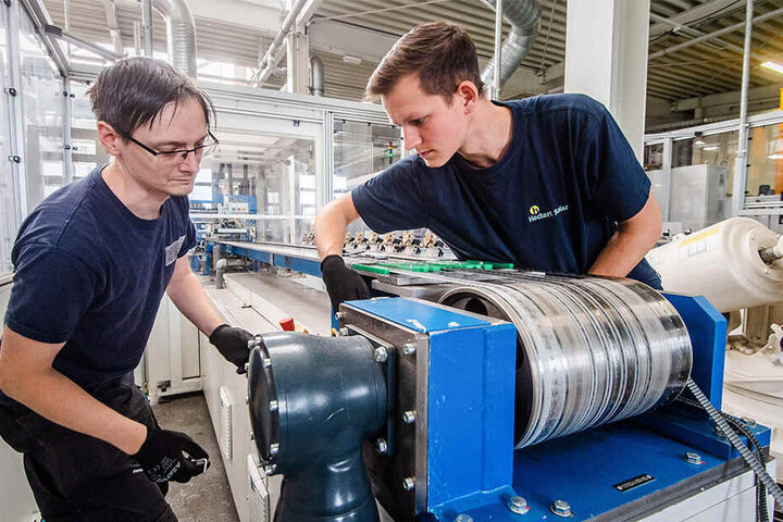 Robert Rabe (37) zusammen mit dem frisch ausgelernten Industriemechaniker Christoph Ploschke (21) bei der Arbeit im Betrieb von Heckert Solar.