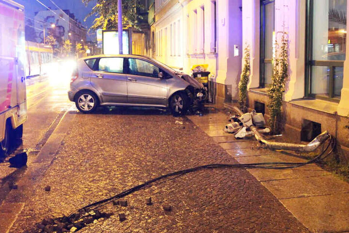 An der Ecke Lützner Straße/Henriettenstraße krachte der Mercedes-Fahrer gegen einen Ampelmast.