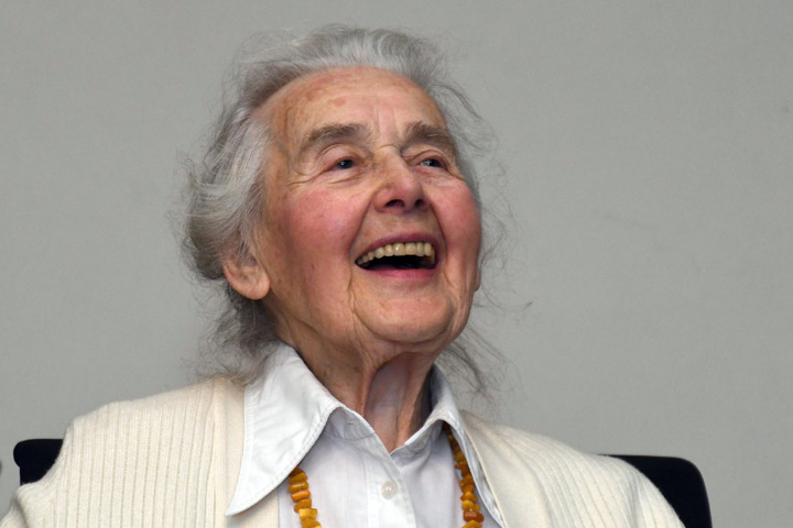 Ein diabolisches Lachen! Im November wurde die Holocaust-Leugnerin zu zwei Jahren und sechs Monaten Haft verurteilt.