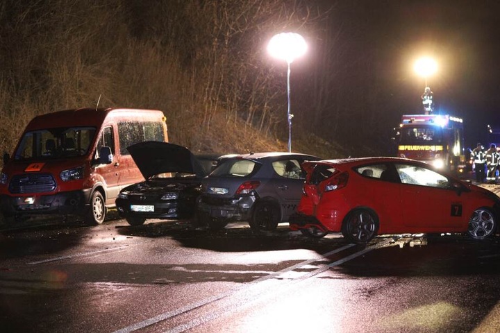 Insgesamt waren sechs Autos an dem Unfall beteiligt.