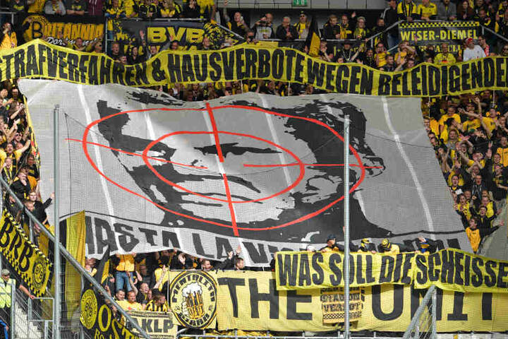 Diese Plakate präsentierten die Dortmund-Fans beim Auswärtsspiel in Hoffenheim.
