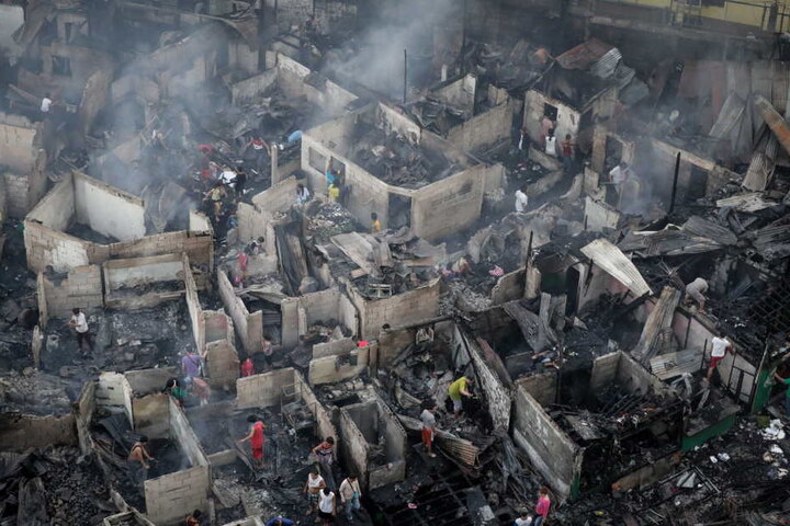 Das Feuer im armen Vorort der Hauptstadt Manila breitete sich schnell aus und zerstörte Dutzende Häuser.