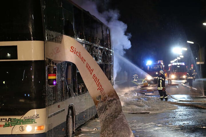 An dem Doppeldeckerbus entstand Totalschaden.