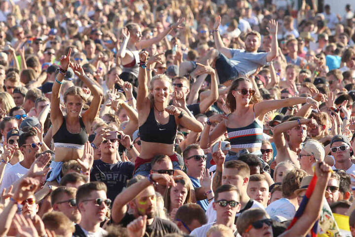 Besucher des Elektro-Musikfestival "Airbeat One" tanzen zur Musik.