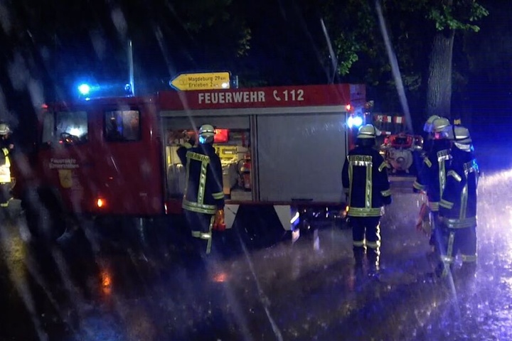 Kameraden der Feuerwehr bei der Brandbekämpfung in Eimersleben.