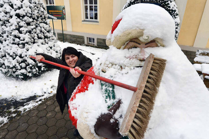 Diana Balasov befreit in Lauscha einen Weihnachtsmann von der Schneehaube.