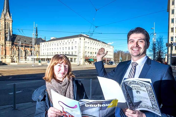Gästeführerin Grit Linke (58) und Hoteldirektor Dustin Meyer (32) begutachten die Bauhaus-Fassade des Hotels Chemnitzer Hof.