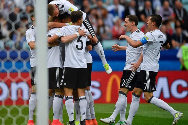 Die deutschen Spieler feiern das Tor zum 0:1.