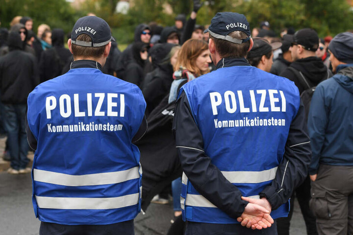 An der "Blauweste" sind die speziell geschulten Polizisten des Kommunikationsteams zu erkennen.
