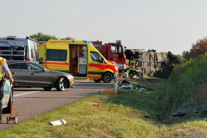 Dutzende Einsatzkräfte sind vor Ort.
