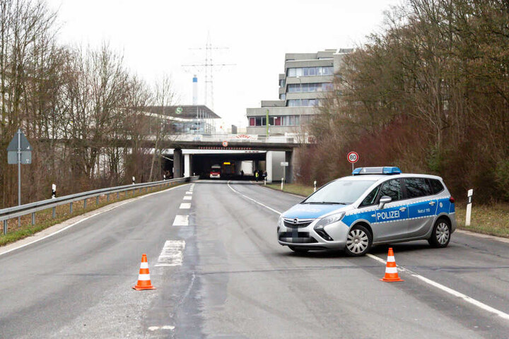 Im Zuge der Aufräumarbeiten sperrte die Polizei die Einfahrt der Unterführung.