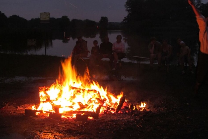 Beachte, dass Du Lagerfeuer auf öffentlichem Gelände vorher immer anmelden musst.