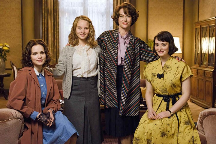 Caterina Schöllack (Claudia Michelsen, Mitte r.) mit ihren Töchtern Eva Schöllack (Emilia Schüle, li.), Monika Schöllack (Sonja Gerhardt, m.l.) und Helga Schöllack (Maria Ehrich, re.). Fans der ZDF-Dreiteiler "Kudamm 56" und "Kudamm 59" freuen sich schon.