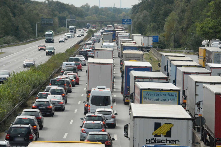 Durch den Unfall staute sich der Verkehr auf einer Strecke bis zu 6 Kilometern.