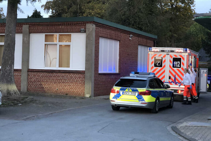 Ein Rettungswagen fuhr den schwerverletzten Mann in ein Krankenhaus.