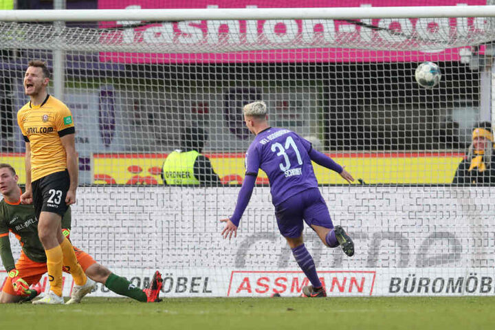 Die Enttäuschung ist den Dresdnern Kevin Broll (am Boden) und Florian Ballas anzusehen. Niklas Schmidt jubelt nach einem Osnabrücker Treffer.