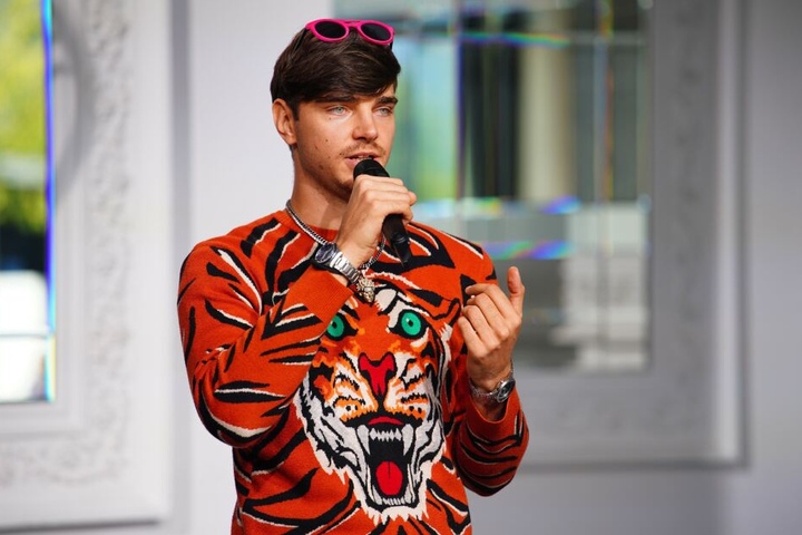 Stefano Greco performt sein eigenes Lied.
