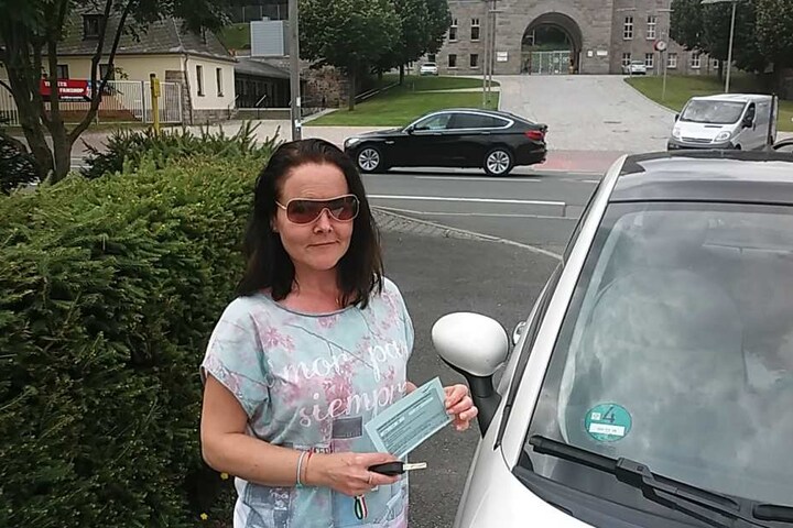 Jana Wies mit dem Knöllchen, das sie bei der Jagd nach Tickets für das Pokalspiel bekam.