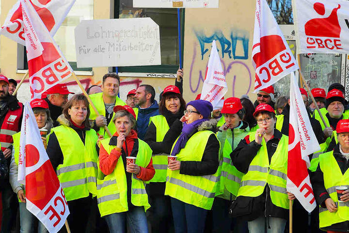 Bei der Dental Kosmetik ("Putzi, "Elkadent") in Dresden gab es gestern eine "aktive Mittagspause" für mehr Lohn.