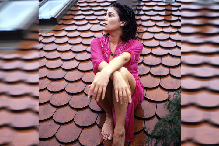 Hannelore Elsner sitzt im August 1977 auf dem Dach ihrer Wohnung in München.