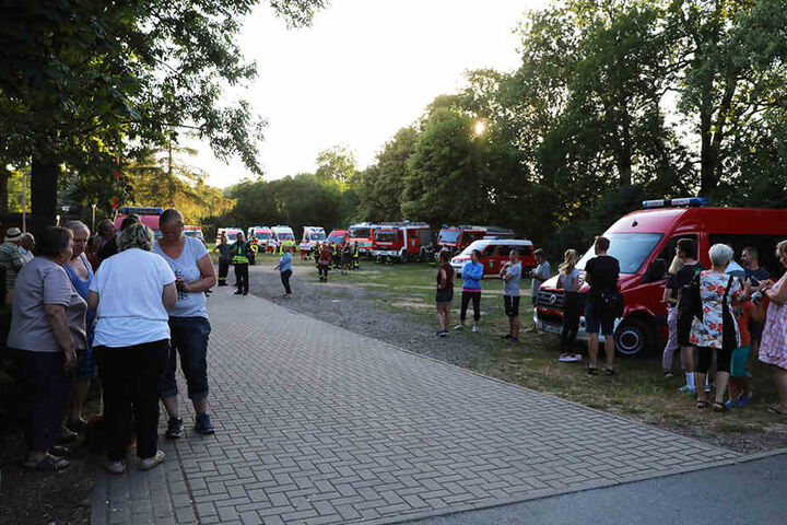 Nachdem Brand mussten sich die Einwohner beim Sportplatz sammeln.