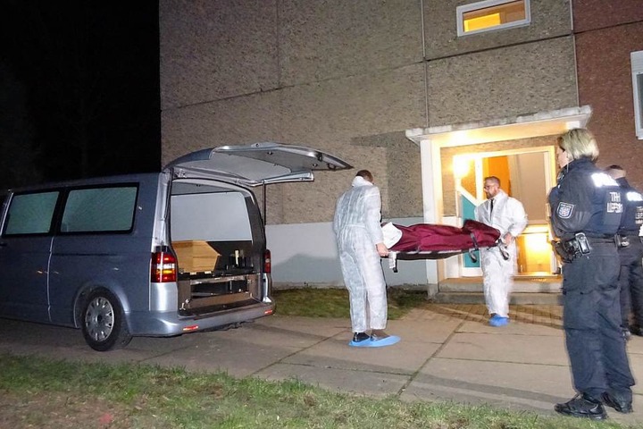 Die Leichen wurden von der Polizei aus der Wohnungen gebracht.