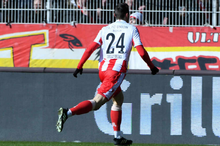 Steven Skrzybski jubelt nach seinem Treffer gegen Sandhausen.