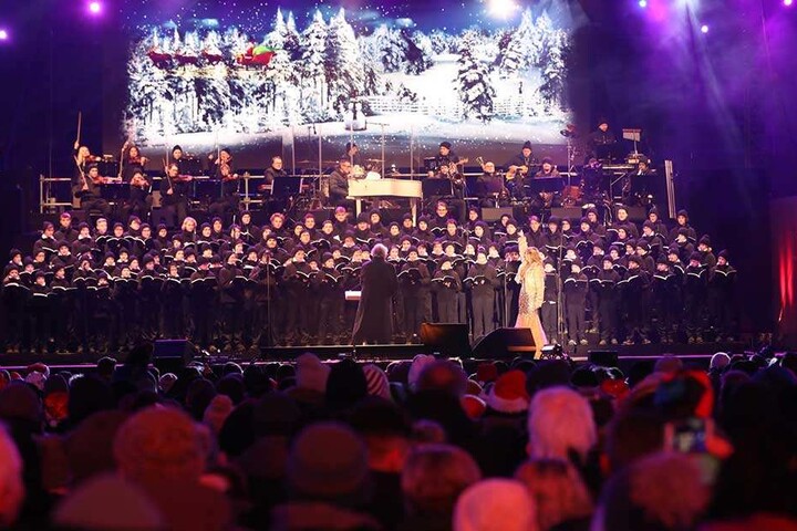 Der Kreuzchor auf der Bühne im Rudolf-Harbig-Stadion.
