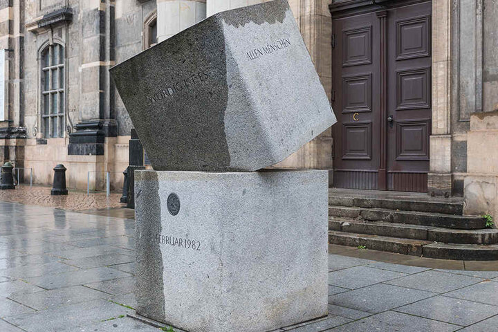 Dresden, Kreuzkirche: Verbunden. Kreuzkirche und Revolution sind untrennbar miteinander verbunden.
Denn die Aktion "Schwerter
zu Pflugscharen" bereitete ab 1982
den Humus für die Proteste 1989.
