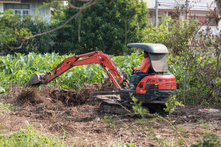 Bei Baggerarbeiten auf einem Grundstück wurden menschliche Knochen gefunden. (Symbolbild)