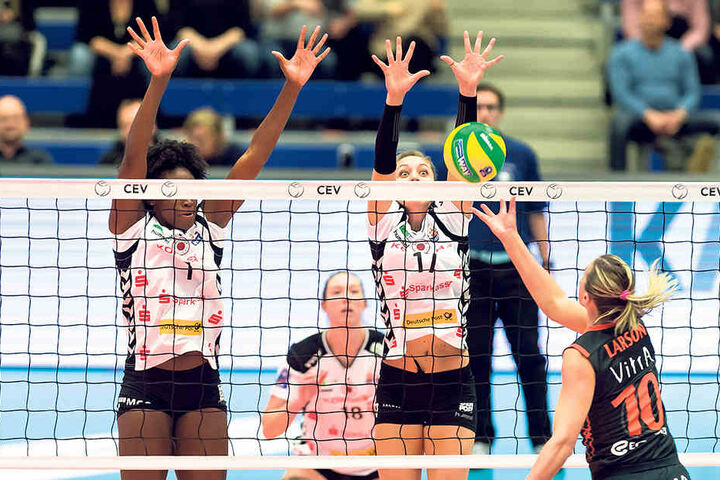 Hoch die
Arme! Gina Mancuso (M.) und Brittnee Cooper machen sich gegen Istanbuls Jordan
Larson gaaanz lang.