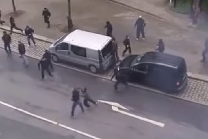 Ein Video zeigt, wie Tarik J. (r.) einen Rostocker von hinten niederschlägt.