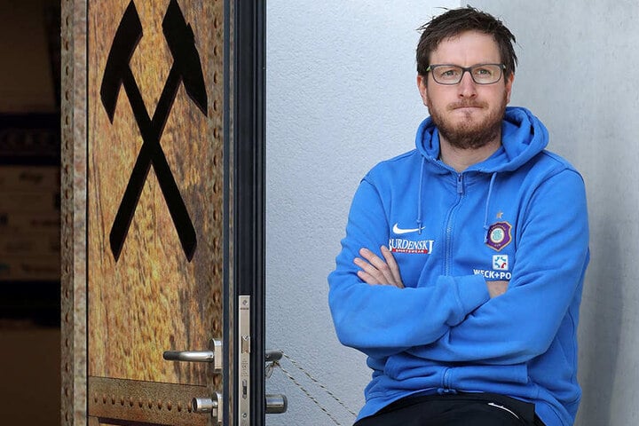 Die Tür zum Klassenerhalt steht für den FC Erzgebirge weiter offen - Coach Hannes Drews und seine Team müssen "nur" noch durchgehen.