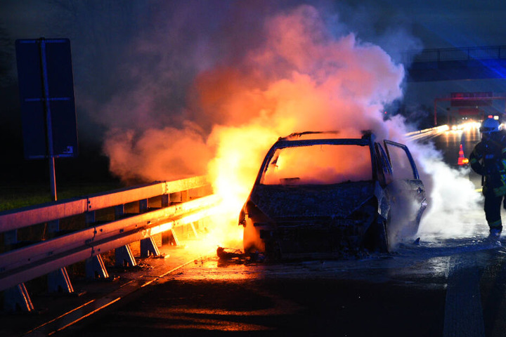 Die Feuerwehr löscht den vollständig in Brand stehenden Van.