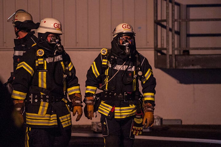 Mittels Atemschutz gingen die Einsatzkräfte in die Halle.