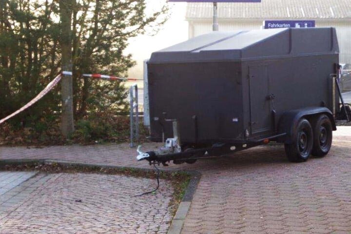 Der Anhänger des Brockenballons wurde schwarz umlackiert am Bahnhof Bad Sachsa gefunden.