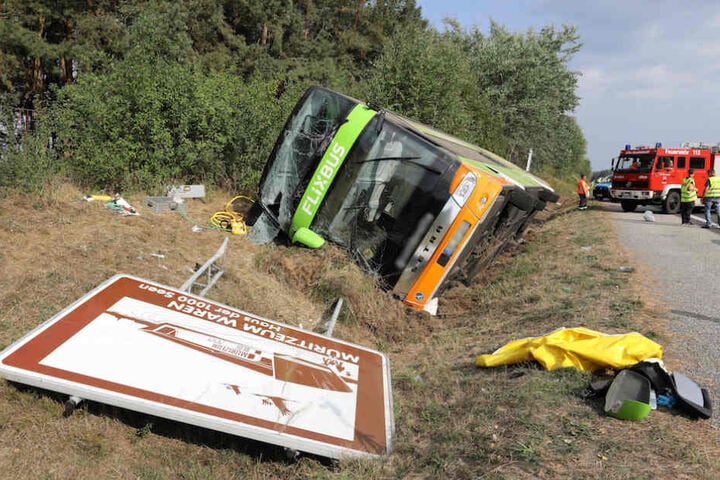 Der Unglücksbus hat auch noch ein Hinweisschild umgemäht.
