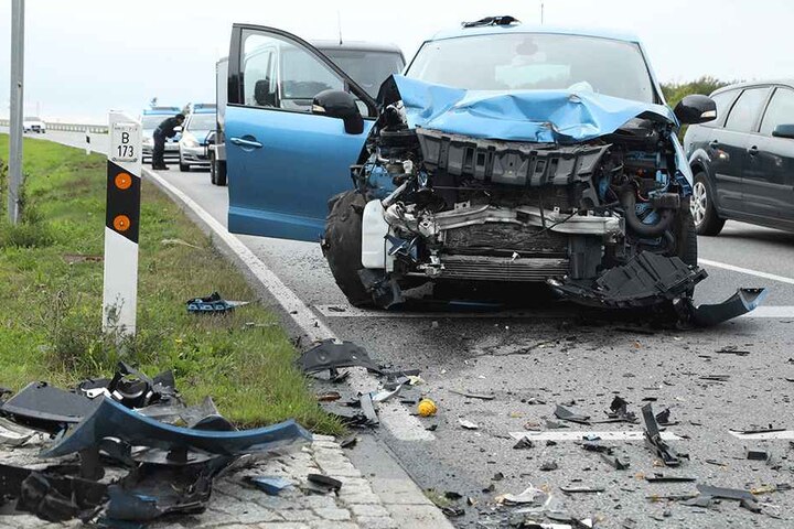 Der Fahrer des Renaults soll laut Zeugen schwer verletzt ebenfalls ins Krankenhaus eingeliefert worden sein.
